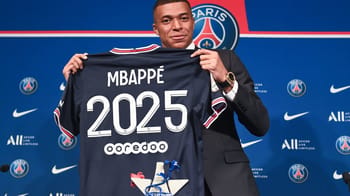 Kylian Mbappé tenant un maillot du PSG pour 2025.