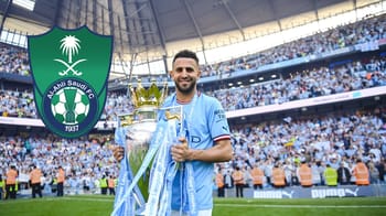 Riyad Mahrez avec le maillot d'Al Ahli et le trophée en main.
