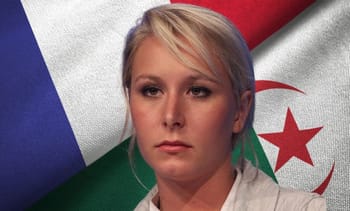 Marion Maréchal devant un drapeau algérien et français.
