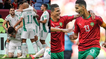 Joueurs marocains de football célébrant un but lors d'un match.