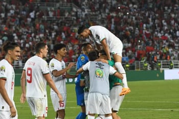 Équipe de football célébrant leur qualification pour les JOP 2024.