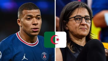 Kylian Mbappé lors d'une visite en Algérie, portant le maillot du PSG.