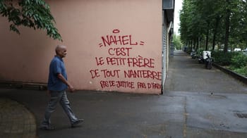 Graffiti dénonçant la violence et l'injustice en France.