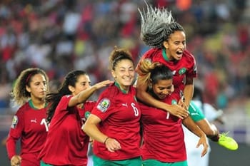 Équipe féminine marocaine de football célébrant une victoire.