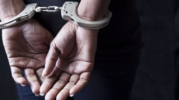 Poignardage d'une femme par un homme en garde à vue à Paris.