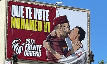 Affiche politique montrant Mohamed VI et Pedro Sanchez en baiser.