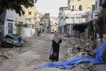 Vue d'une rue endommagée à Jénine avec débris et bâtiments détruits.