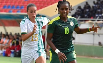 Joueuses sénégalaises et algériennes en action lors d'un match.