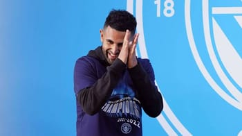 Joueur de Manchester City rendant hommage avec un sourire et une prière.
