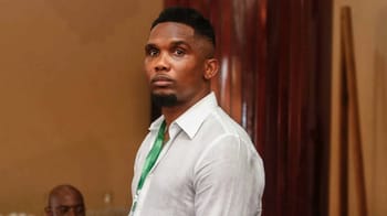 Samuel Eto’o en costume blanc lors d'un événement officiel.