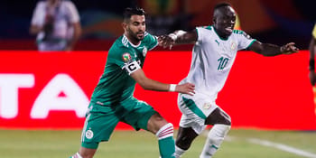 Deux joueurs de football en action lors d'un match amical.