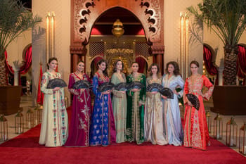 Femmes portant des caftans traditionnels lors d'un défilé en Algérie.