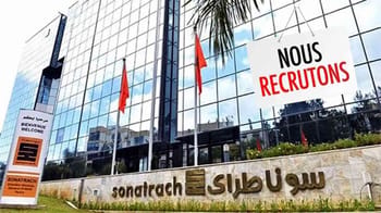 Bâtiment de Sonatrach avec panneau de recrutement.