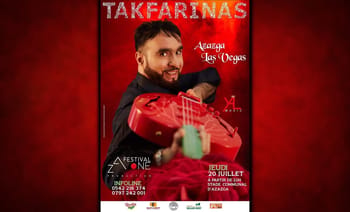 Takfarinas avec une guitare rouge lors d'un concert à Las Vegas.
