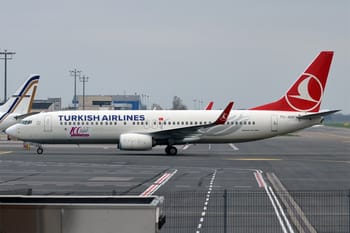 Avion Turkish Airlines prêt à décoller ou atterrir à l'aéroport.