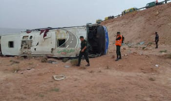 Bus accidenté en Algérie avec des secours sur place.