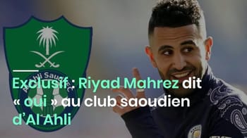 Riyad Mahrez souriant lors de sa présentation à Al Ahli, club saoudien de football.