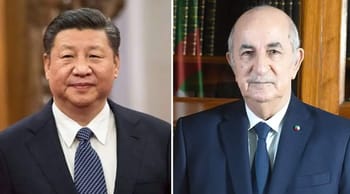 Deux dirigeants en costume lors d'une rencontre officielle.
