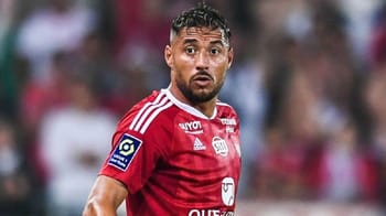 Youcef Belaili, joueur de football, en pleine action sur le terrain.