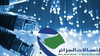 Câbles et équipements de réseau pour la connectivité Internet.