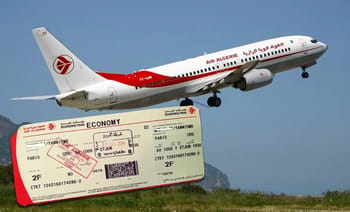 Avion Air Algérie en vol avec billet d'avion en premier plan.