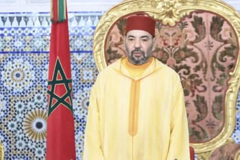 Le Roi Mohammed VI portant un caftan jaune lors d'une cérémonie officielle.