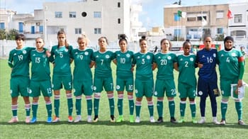 Les joueuses sénégalaises de football alignées pour un match important.