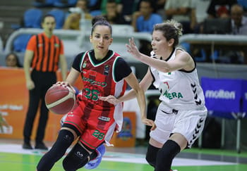 Match de basket féminin entre le Maroc et l'Algérie en demi-finale.