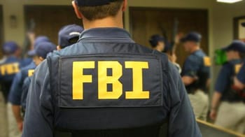 Agent du FBI en uniforme lors d'une opération de surveillance.