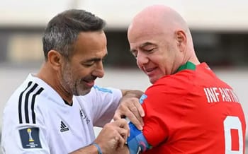 Gianni Infantino en maillot du Maroc lors d'un événement sportif.