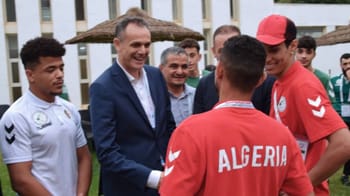 Le Ministre Hammad motive les athlètes lors d'un événement sportif.