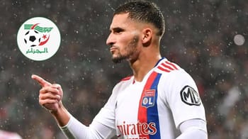 Houssem Aouar en action pendant un match de football en Algérie.