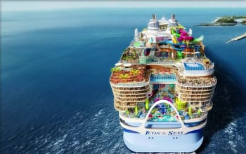 Gros bateau de croisière avec piscines et attractions aquatiques.