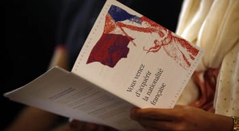 Carte de citoyenneté française avec drapeau français et symbole de la République.