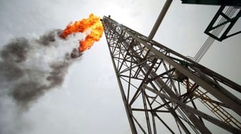 Tour de forage pétrolier avec flamme de gaz en éruption.