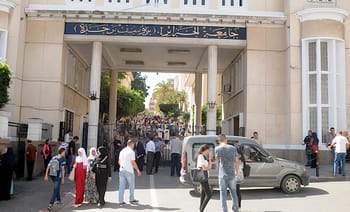Étudiants et personnel devant une université en Algérie.