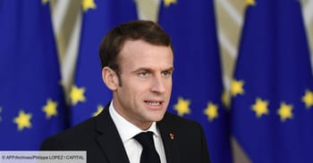 Emmanuel Macron parlant devant un fond de drapeaux européens.