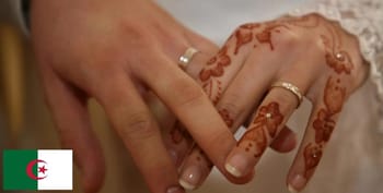 Mains de mariés avec alliance et henné lors d'un mariage algérien.