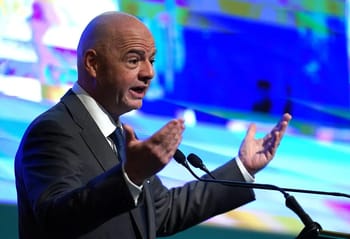 Représentant de la FIFA lors de la signature d'un accord avec la FAF.