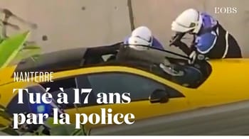Jeunes dans une voiture de course jaune accidentée à Nanterre.