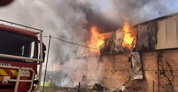 Incendie majeur dans une usine de meubles à Blida, Algerie.