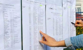 Affichage des résultats du Bac 2023 en Algérie sur un panneau public.