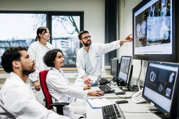 Chercheurs en neurologie analysant des images d'IA pour l'épilepsie.