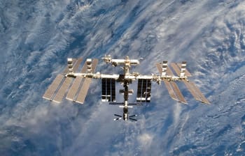 Station spatiale en orbite avec la Terre en arrière-plan.