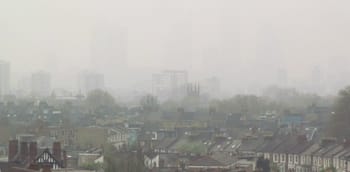 Ville africaine sous un ciel pollué avec brouillard dense.