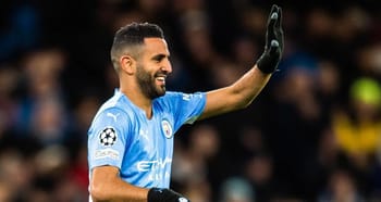 Footballeur Manchester City en célébration lors d'un match.