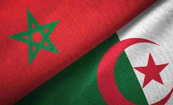 Drapeaux du Maroc et de l'Algérie côte à côte.