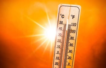 Thermomètre indiquant une température élevée en plein soleil.