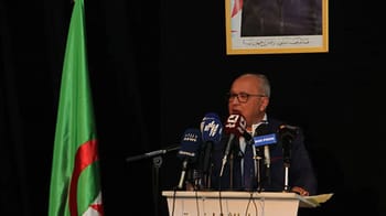 Homme politique parlant lors d'une conférence en Algérie.