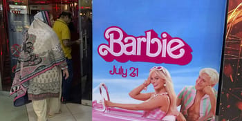 Affiche promotionnelle du film Barbie avec deux personnages principaux.